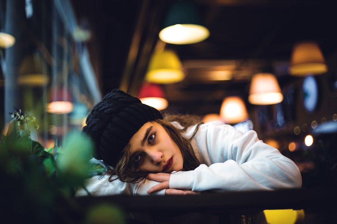 découvrez comment l'alimentation émotionnelle peut affecter la qualité de votre sommeil et apprenez des stratégies pour mieux gérer vos émotions et améliorer votre repos nocturne.