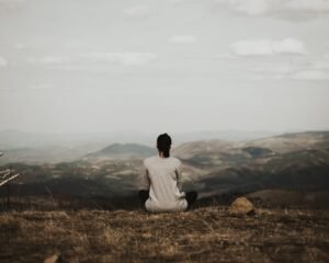 découvrez la pratique de la pleine conscience (mindfulness) pour mieux gérer le stress, améliorer votre bien-être mental et vivre pleinement le moment présent.