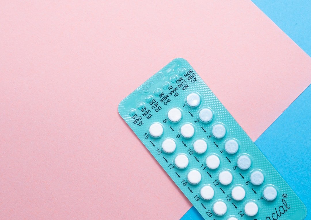 découvrez les effets des hormones et des contraceptifs sur la santé, leurs bénéfices, risques et impacts sur le bien-être féminin.