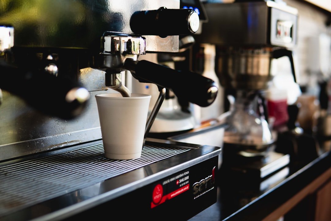 découvrez notre machine à espresso de qualité supérieure pour préparer un café riche et aromatique à la maison. facile à utiliser, rapide et élégante, elle ravira tous les amateurs de café.