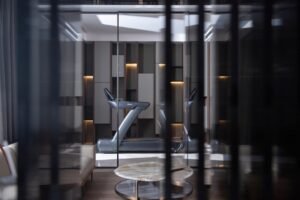 créez un espace d'entraînement à domicile optimisé pour rester en forme facilement, avec des conseils pour aménager et équiper votre salle de sport privée.