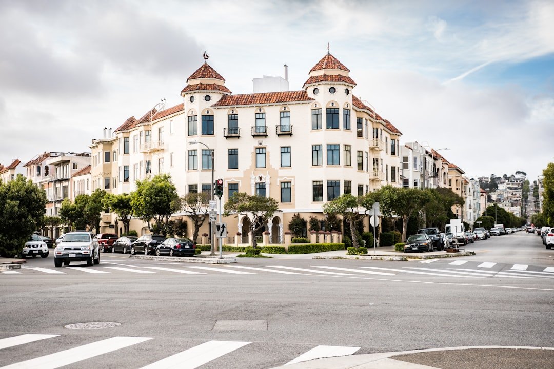 découvrez comment gérer et atténuer le jetlag pour profiter pleinement de vos voyages internationaux grâce à nos conseils pratiques et efficaces.