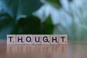 découvrez comment transformer vos pensées négatives en opportunités positives pour améliorer votre bien-être mental et votre qualité de vie.