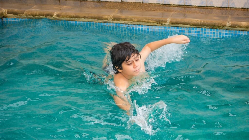 découvrez les bienfaits de la natation pour la santé physique et mentale, incluant l'amélioration de la condition cardiovasculaire, la tonification musculaire et la réduction du stress.