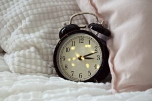 découvrez l'importance d'une routine de sommeil régulière pour améliorer la qualité de votre repos et optimiser votre bien-être quotidien.