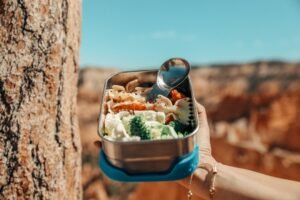 découvrez nos conseils pour manger sainement pendant vos voyages et garder une alimentation équilibrée où que vous soyez.