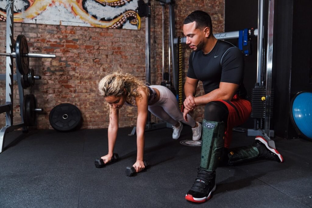 exercices de musculation adaptés pour éviter les blessures et renforcer le corps en toute sécurité.