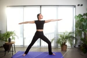 découvrez comment intégrer le yoga dans votre routine d'entraînement complète pour améliorer flexibilité, force et bien-être général.