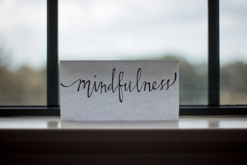 découvrez la mindfulness, une pratique de pleine conscience pour vivre l’instant présent, réduire le stress et améliorer votre bien-être quotidien.