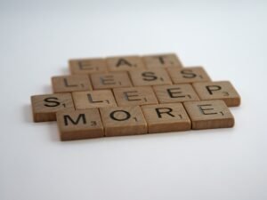 découvrez les erreurs courantes qui nuisent à la qualité de votre sommeil et apprenez comment les éviter pour des nuits plus réparatrices.