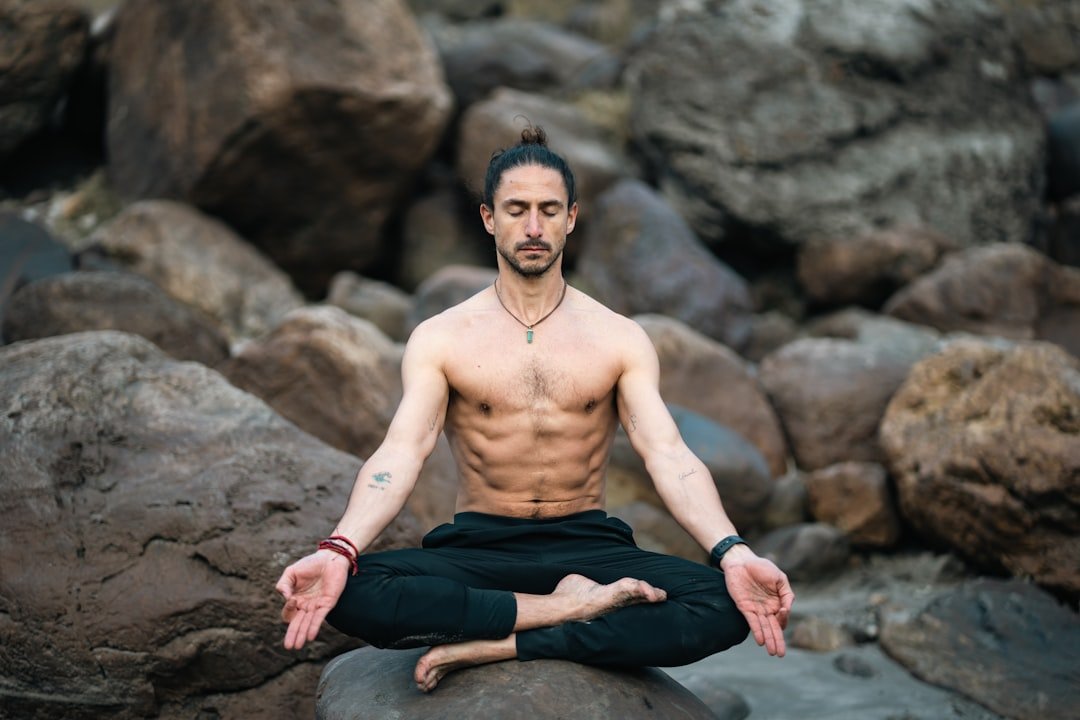 découvrez comment le yoga peut améliorer votre clarté mentale et favoriser un bien-être mental optimal grâce à des techniques de respiration et de méditation.