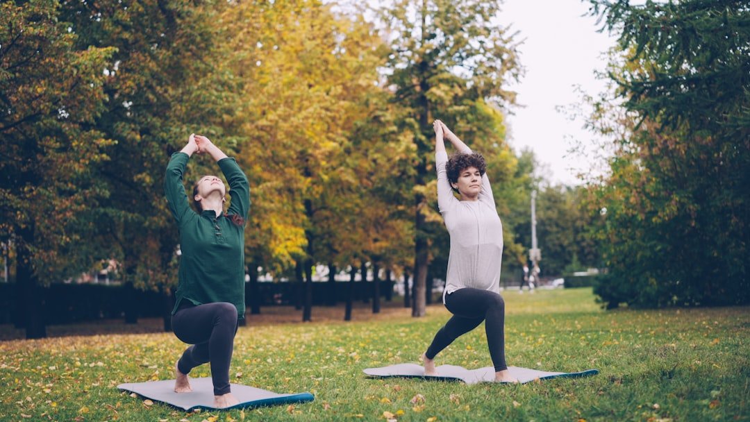 découvrez comment le yoga peut améliorer la santé mentale en réduisant le stress, l'anxiété et en favorisant le bien-être émotionnel au quotidien.