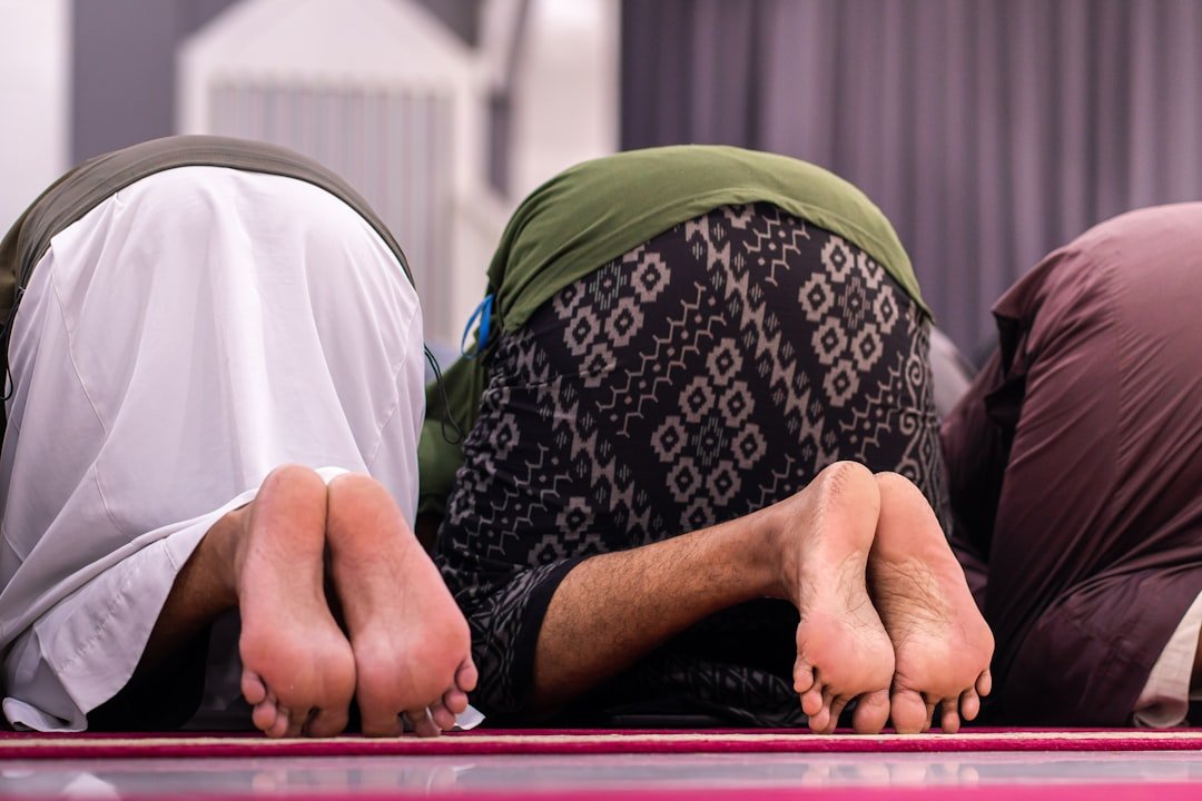 découvrez comment le yoga peut améliorer la qualité de votre sommeil grâce à des techniques de relaxation et des postures apaisantes.