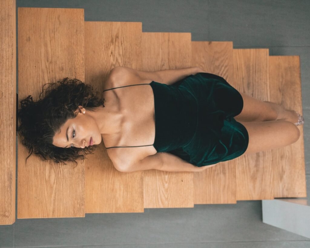 découvrez comment le yoga peut améliorer la qualité de votre sommeil grâce à des exercices de relaxation et de méditation adaptés.