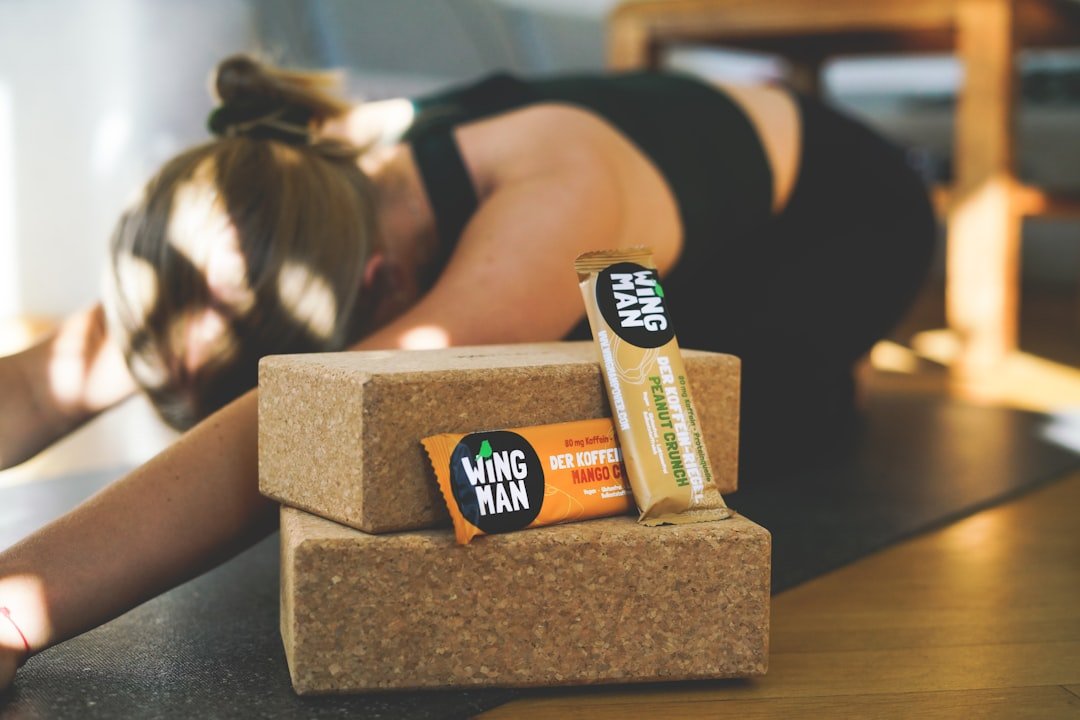 découvrez comment le yoga peut améliorer la qualité de votre sommeil grâce à des techniques de relaxation et d'étirements adaptés.