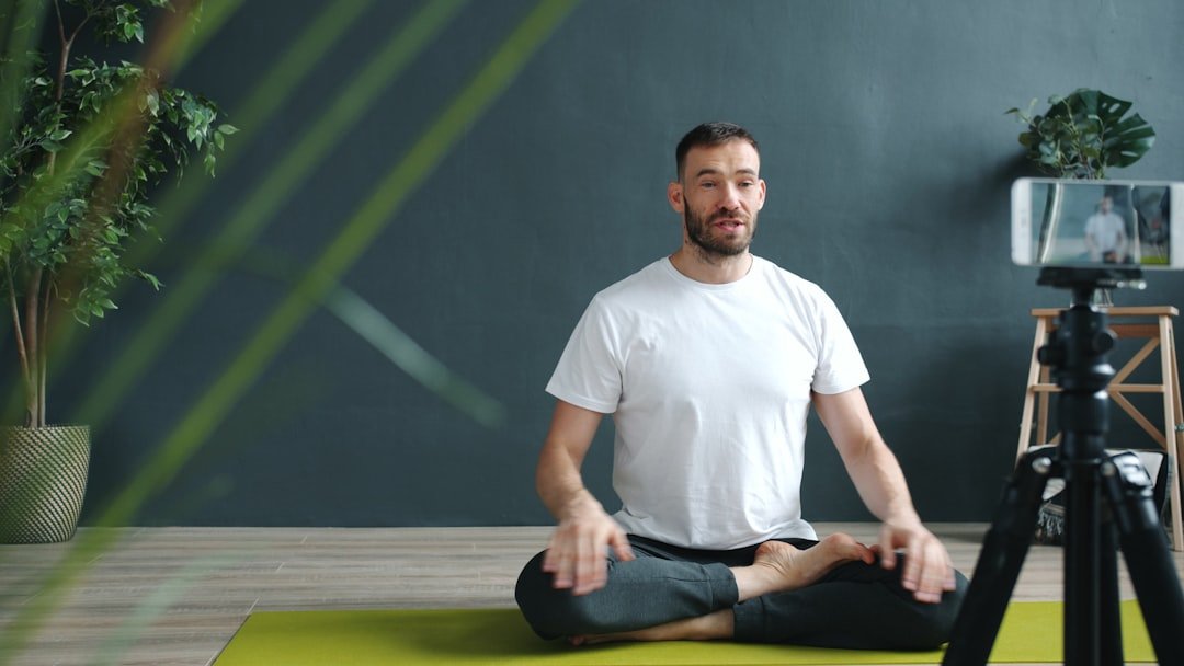 découvrez des postures de yoga efficaces pour soulager les douleurs articulaires et chroniques, améliorer votre mobilité et retrouver bien-être et confort au quotidien.