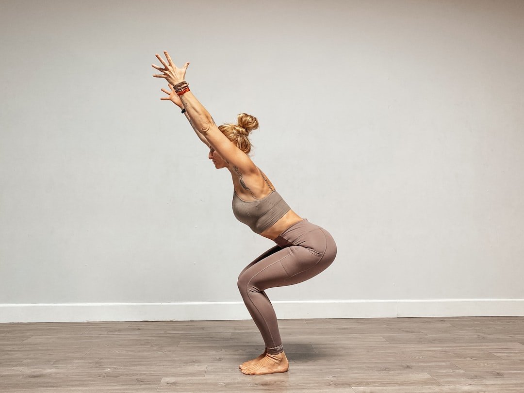 découvrez les postures de yoga essentielles pour améliorer votre bien-être, renforcer votre corps et apaiser votre esprit.